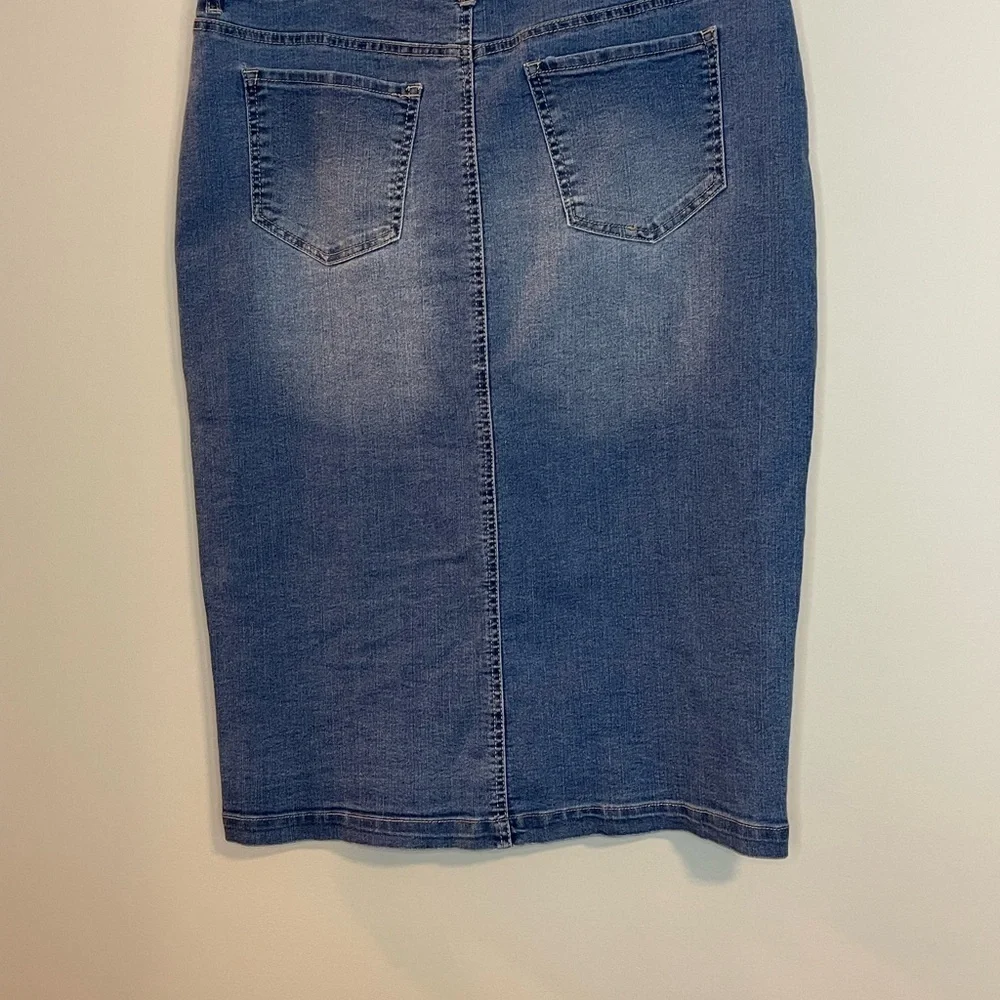 D. Jeans women’s size 14 button front high waisted jeans skirt